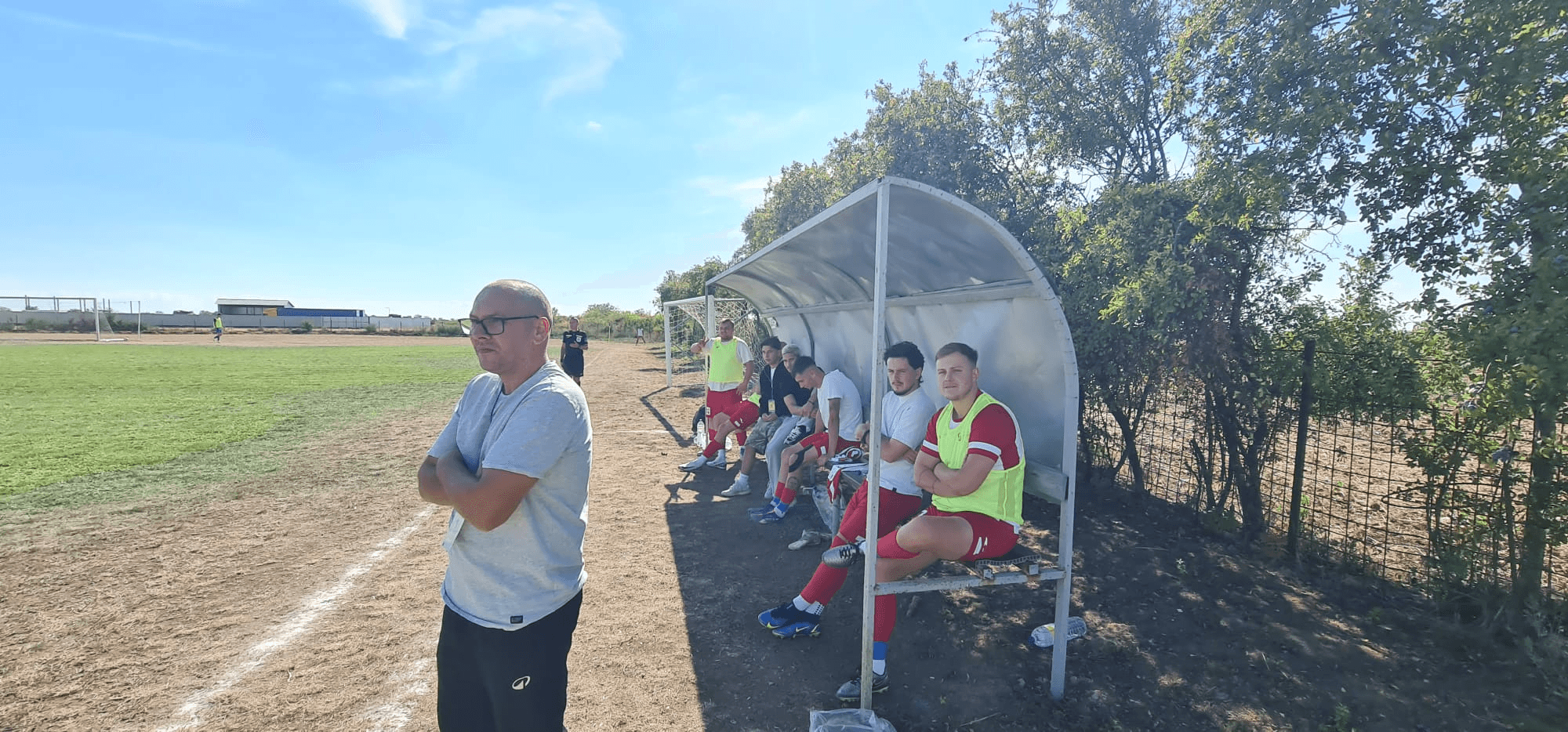 Teren de fotbal și banca Olimpiei Leș